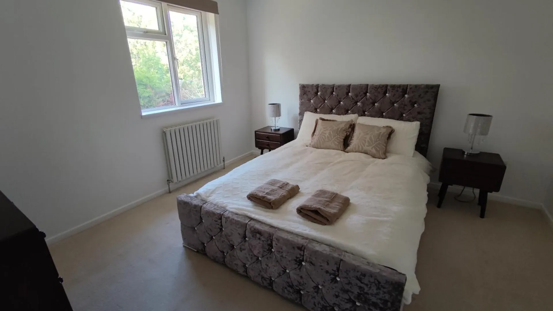 3 Bedroom House Up To 8 Guests Free Parking Close To Nature Reserves, Golf Courses, Beach Bournemouth Daire