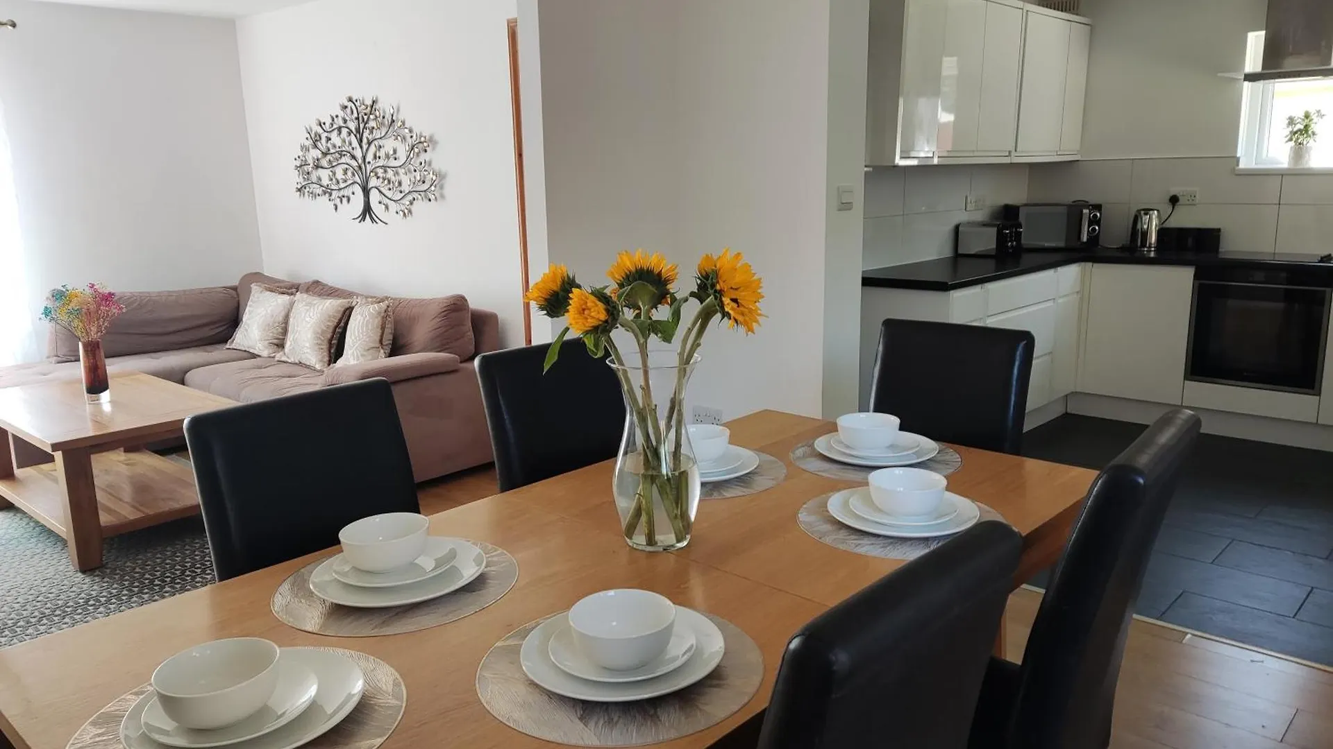 3 Bedroom House Up To 8 Guests Free Parking Close To Nature Reserves, Golf Courses, Beach Bournemouth